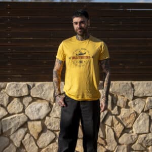 Camiseta Wild Territory Mostaza